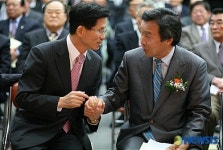 인사나누는 손학규 전 경기지사와 김문수 경기지사