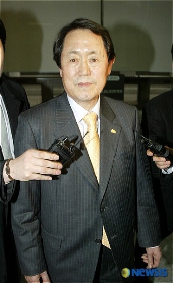 법정 나서는 김태환 제주지사