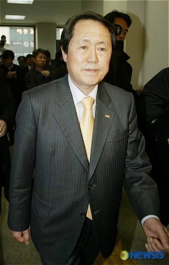 법정 나서는 김태환 제주지사