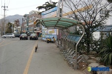 쓰레기와 먼지가 쌓여 있는 자전거 보관대
