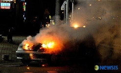 한밤 불길 치솟는 승용차