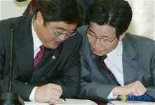 논의중인 우의원과 이의원