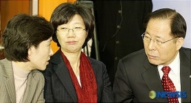 이야기 나누는 이영순 의원과 권영길 의원