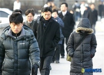 고개 숙이고 바람 피하기