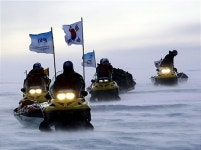 블리자드를 헤치고 이동중인 대원들