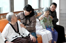 속초서 여직원봉사대 ‘낙산노인전문요양원’ 위문