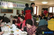 어르신들 떡국 많이 드세요