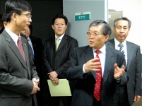 유시민 장관, 원주 의료기기 산업 현장 방문
