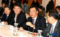 이야기 중인 참석의원들