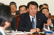 의원들의 질의에 답하는 박홍수 장관