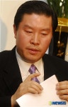 기자회견하는 서울아이비씨 김유찬 대표