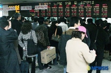 귀성객들로 붐비는 고속버스터미널