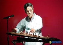 전자 개량가야금 독주하는 천익창
