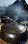 <앵글>전통 장 담그기-토종 콩 삶는 무쇠 솥