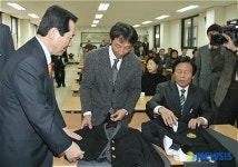 학생들 교복 유심히 보는 정세균 당의장