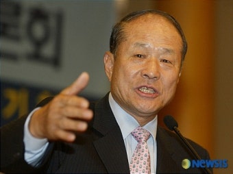 축사하는 이상득 국회부의장