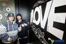 1LOVE 로고 앞 축하 포즈