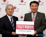 김홍식 금복복지재단 이사장 적십자 특별회비 전달