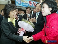 꽃다발 받는 박 전 대표