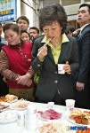 홍어 맛보는 박근혜 전 대표