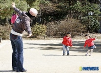 따뜻한 봄 햇살에 아이도 어른도 동심으로