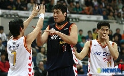 동근이 너 찌른다.