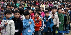 초등학교 신입생들의 국민의례