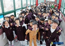 동생들 엎고가는 초등학교 입학식