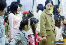 6학년 언니 손잡고 첫 교가 부르는 입학생들