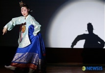 나라의 태평성대를 기원하는 태평무