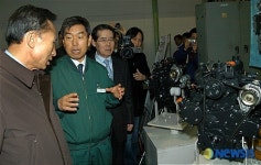 국제종합기계 현장 둘러보는 이명박 전 시장