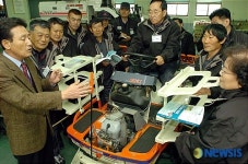 농기계 정비.수리 교육받는 농민들