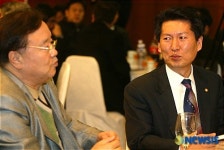 이야기 나누는 정청래 의원과 이기명 전 노무현 대통령 후원회장