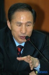 한국에너지기술연구원 방문한 이명박