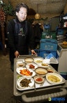실내포장마차 1일 도우미로 나선 정동영