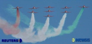 인도 곡예비행팀의 공군 창립 75주년 축하 비행