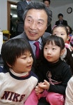 어린이집 방문한 손학규 전 지사