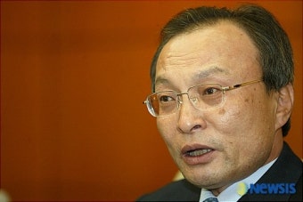 방북마치고 기자회견 하는 이해찬 전 총리