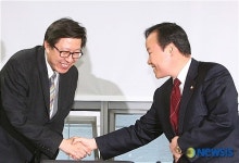 악수하는 박병준의원과 김재원의원