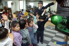 파란불일때 왼손을 들고 건너세요