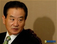 기자들과 현안 이야기하는 통합신당모임 강봉균의원