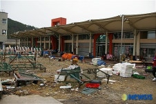 경남 하동군 진교면 상설시장 2년도 되지 않아 비 새