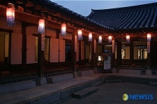 전통한옥의 아름다운 저녁 풍경