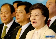 민주당대표 경선 출마 회견하는 장상 대표