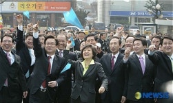 희망과 화합의 파란 종이비행기를 날리기