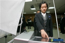 이제는 터치스크린 투표로