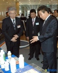 한국과학기술원 둘러보는 노무현 대통령