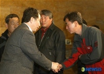 한미FTA 농축수산 비상대책위 대표단들과 악수 나누는 김근태 전 당의장