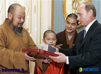 푸틴, 중국 소림사 승려에서 선물