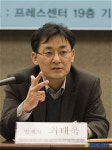 한미FTA 협상 결과 평가와 향후 대응방안 이야기하는 최태욱교수